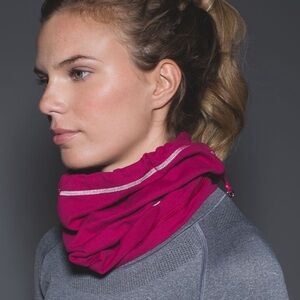 EUC Lululemon Run Fast Neck Warmer Berry Rumble